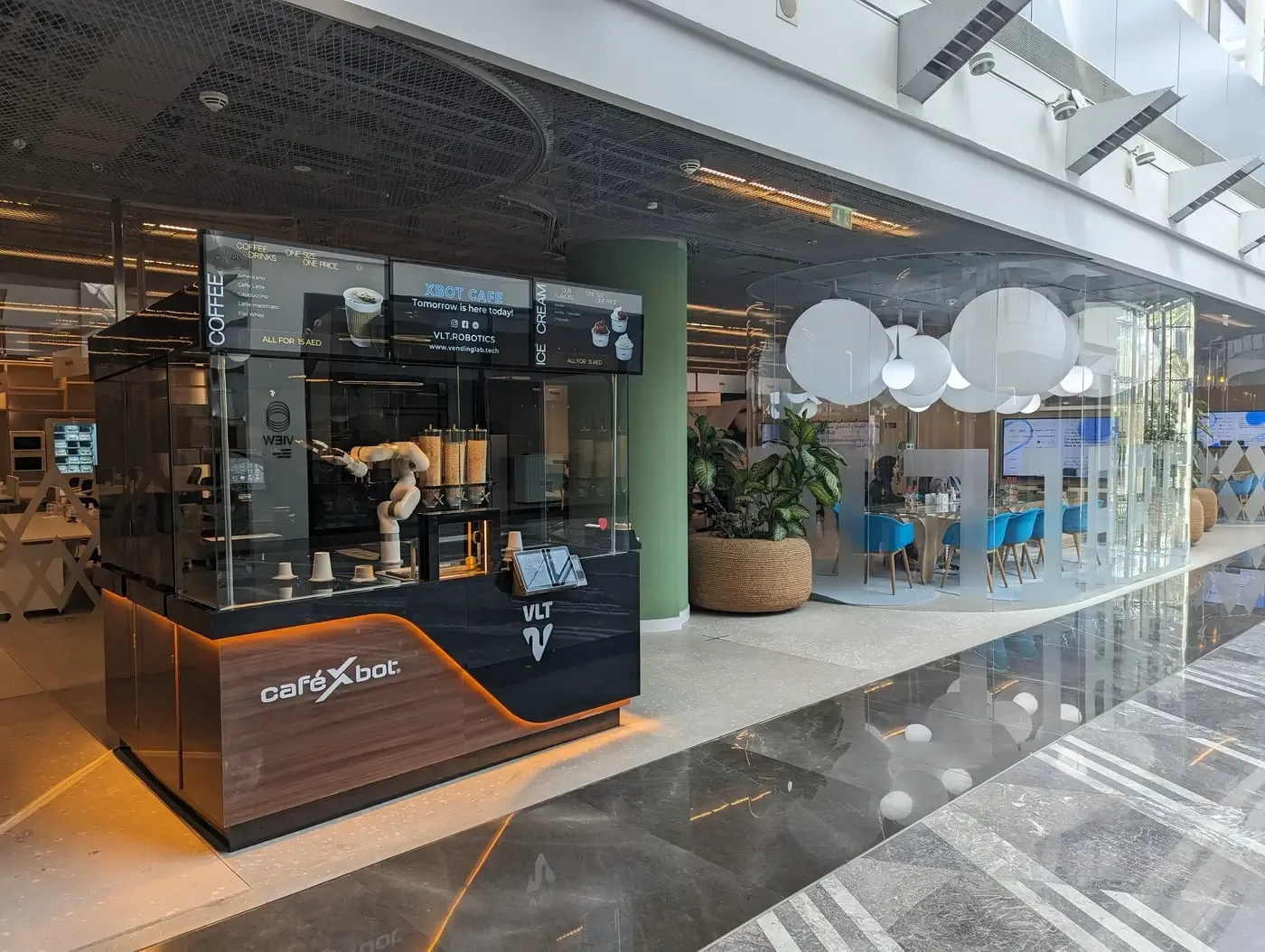CafeXbot Mocca Bot أمام الجمهور